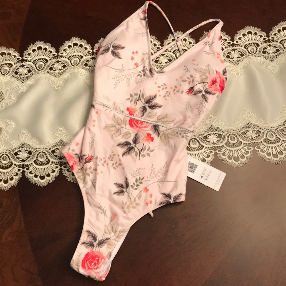 Cupshe Swimsuit - Picture 4 of 6